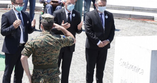 Položeno cvijeće na Memorijalni kamen u Potočarima