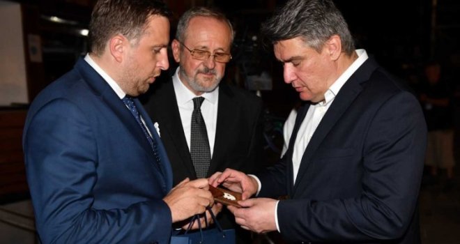 Susret u Dubrovniku: Gradonačelnik Sarajeva Abdulah Skaka uručio Cvijet Srebrenice Zoranu Milanoviću