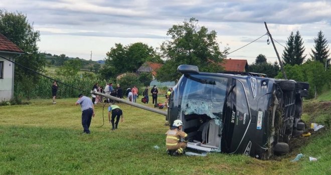 Prevrnuo se pun autobus, jedna osoba poginula, 15 putnika povrijeđeno