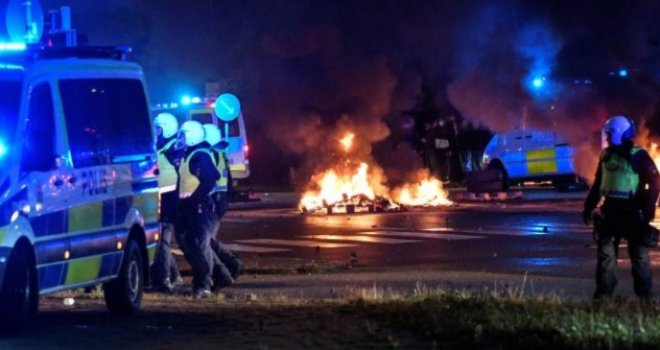 Kakav haos u Malmeu: Desničari spalili Kur'an, izbili nemiri! Demonstranti gađali policiju...