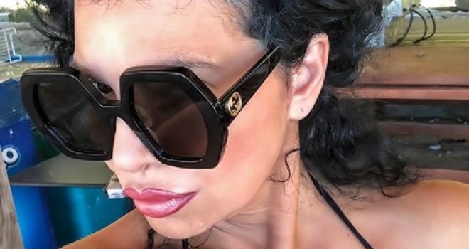 Šlic do pupka,  grudi 'iskiptjele': Preplanula Lidija Vukićević u 58-oj godini podigla temperaturu na plaži k'o niko...