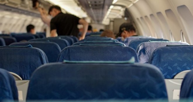 Let iz noćne more: Na putnike u avionu padali crvi, kada su otvorili pretinac, nastao je šok... 