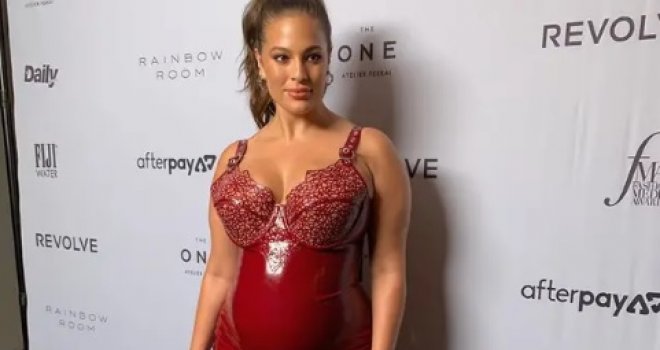 Plus size manekenka šokirala javnost: Ashley Graham skinula se 'do kraja' i pokazala raskošno tijelo