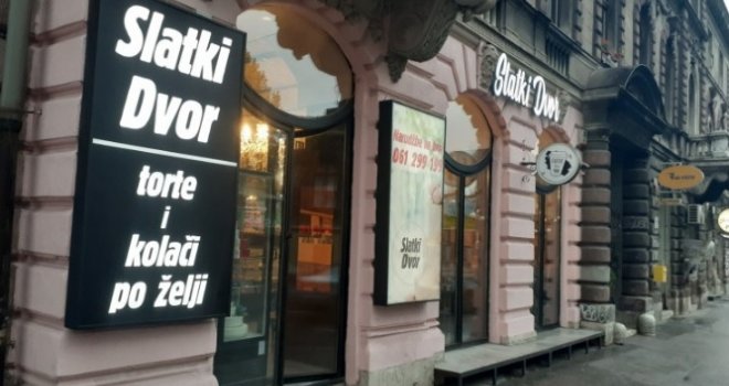 Pink fasada i dalje 'bode oči' u centru Sarajeva, vlasnik tvrdi: 'Nije tako strašno, nisam krečio, samo oprao zid!' Ko će vjerovati?! 