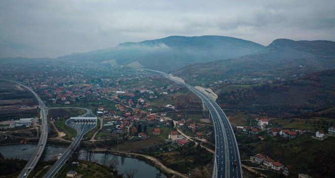 Zatvara se novoizgrađena dionica autoputa, u Autocestama FBiH šute: Tuneli bez signalizacije, radnici usporavaju vozače...