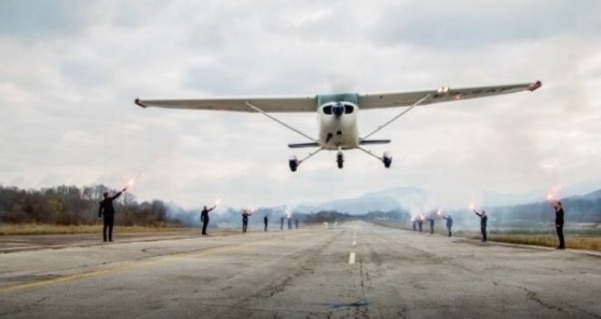 Biznismen iz Tuzle sletio avionom i zaprosio djevojku: Ona bila u šopingu sa prijateljicom, odmah je pristala...