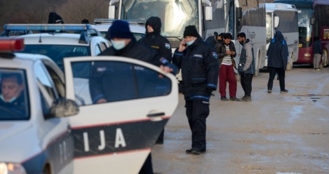 Potpuni kolaps: Prazni autobusi iz Bihaća krenuli prema Sarajevu, migranti pušteni na livadu 