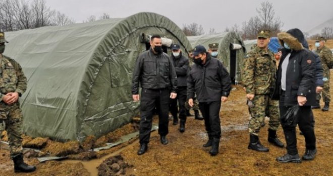 Delegacija iz kampa Lipa ispraćena uz povike migranata: EU pomozi nam