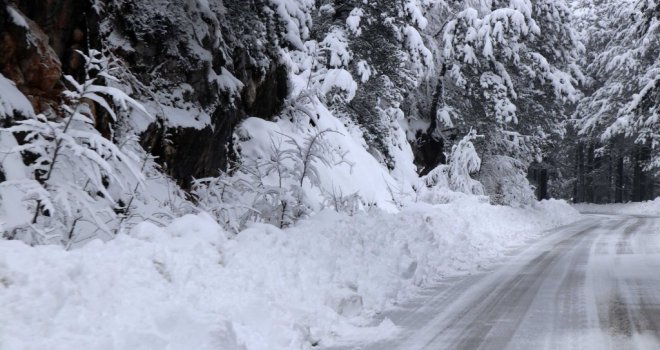 Na putevima u višim planinskim predjelima ugaženi snijeg i led, u noći izrazito niske temperature