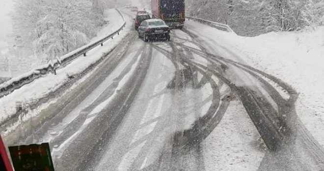 Bh. ceste zatrpane, jak vjetar stvara sniježne nanose, poledica: Na ovoj dionici saobraćaj je potpuno obustavljen...  