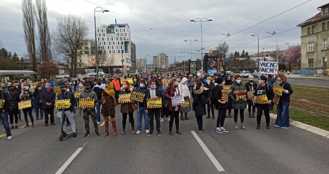 Završeni protesti u Sarajevu: Smijenit ćemo vas! Oni kupuju auta, a mi vakcine dobijamo putem donacija