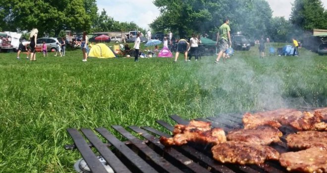 Prvi maj postaje luksuz, cijene 'zapaprile' meso za tradicionalni roštilj: Koliko ćete morati izdvojiti za kilogram ćevapa?