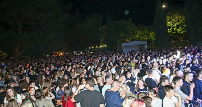 Život se polako vraća u normalu: Nakon godinu i po održan prvi veliki koncert u BiH