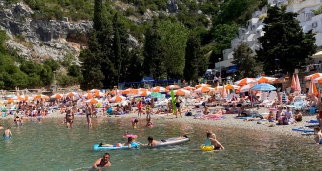 Neum je košnica: Ležaljka do ležaljke, sve krcato, mjesto na plaži traži se od ranog jutra, a cijene...