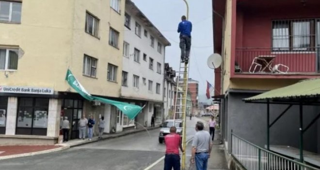 Grujičić naredio da se ukloni baner sa bajramskom čestitkom iz centra Srebrenice, ef. Peštalić: To potvrđuje da je fašista i...