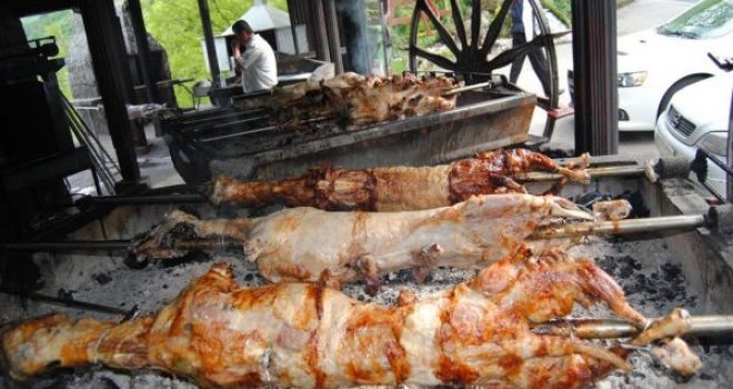 Evo kakve su cijene pred prvomajske praznike: Koliko ćete platiti janje, piće...