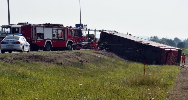 U izlijetanju autobusa s autoputa poginulo najmanje 11 putnika, 25 povrijeđeno