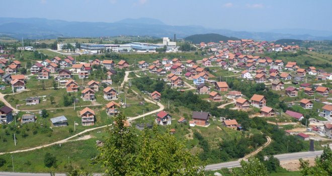 Napad na povratnike u Vlasenici: Napadač porezao Amira i njegovu majku u dvorištu njihove kuće