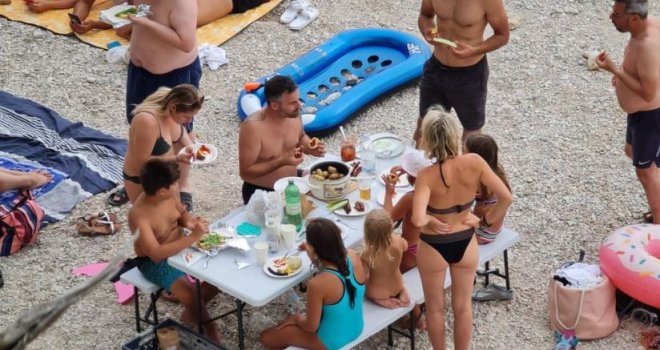 Što je više trpeza na plaži, turizam mi je miliji i draži: Vidio sam svakojakih turista i njihovih običaja, ali...