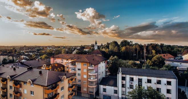 Stravičan zločin u BiH: Zaklao suprugu, sebi presudio strujom. Radnica njihove prodavnice zatekla užas