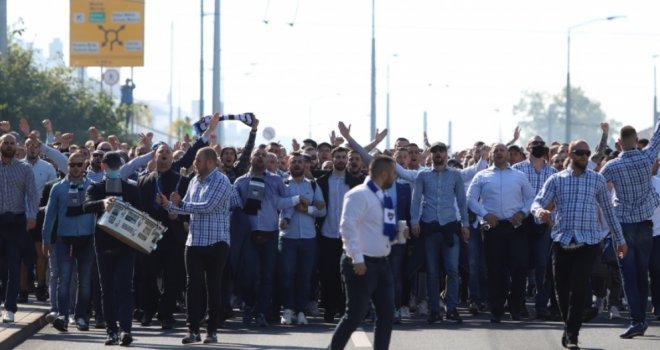 Svečano obučeni navijači Želje stigli na Grbavicu, pjesma, ali i pirotehnika odzvanjaju Sarajevom