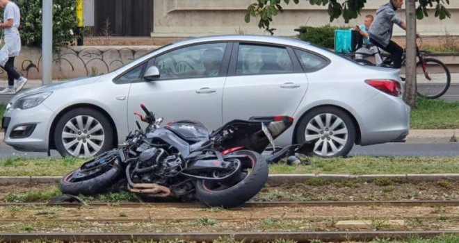 Teška nesreća u Sarajevu: Motociklom se zabio u automobil, pa završio na tramvajskim šinama, ima povrijeđenih