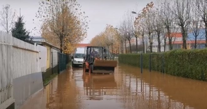 Ovako izgleda Rajlovac nakon poplava: Messeru uništena skupa oprema, bageri izvlače automobile