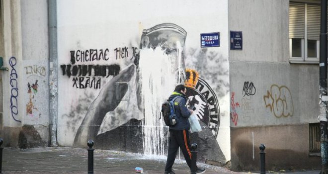 Građani  Beograda uklanjaju mural ratnog zločinca Ratka Mladića: Među njima je i  jedan političar...