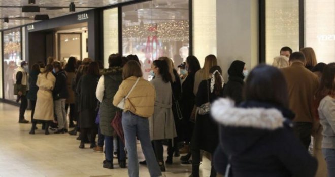 Šoping groznica je počela - redovi i gužve ispred prodavnica: Pogledajte kako izgleda Black Friday u Sarajevu!