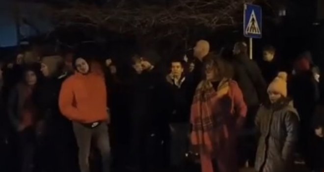 Ogorčeni roditelji i građani Sarajeva okupili se u Nedžarićima: 'Stanite u kraj saobraćajnom terorizmu!'