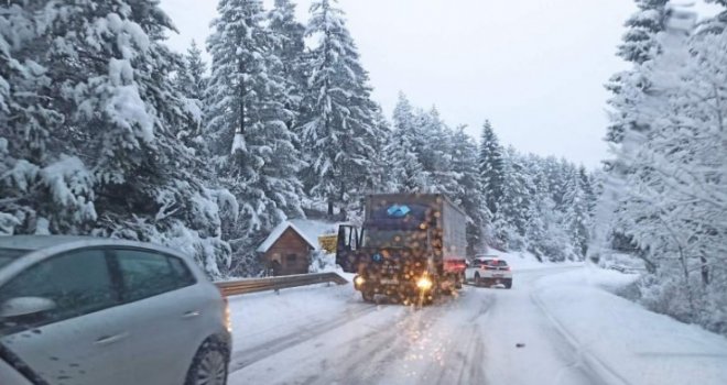 Haos na Nišićima, put nije očišćen: Šleperi stali na cesti!