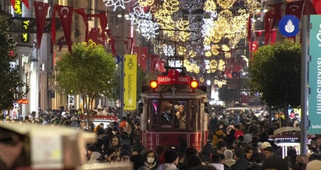 Kako izgleda Božić u Istanbulu: Turisti na svakom koraku fotografišu 'istanbulsku bajku'