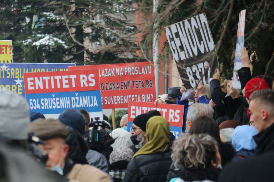 fna-protesti-ambasada-srbije-bih