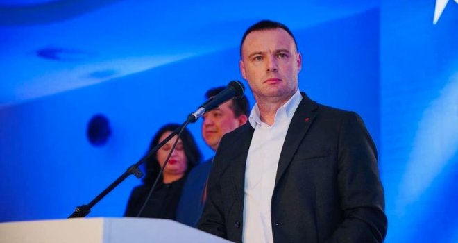 Vuković: U oktobru ćemo vratiti zastavu u institucije RS ili će biti raspad države!