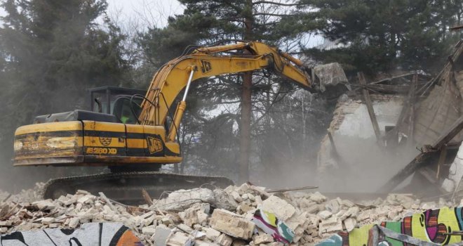 Počelo uklanjanje devastiranih objekata u Kampusu UNSA