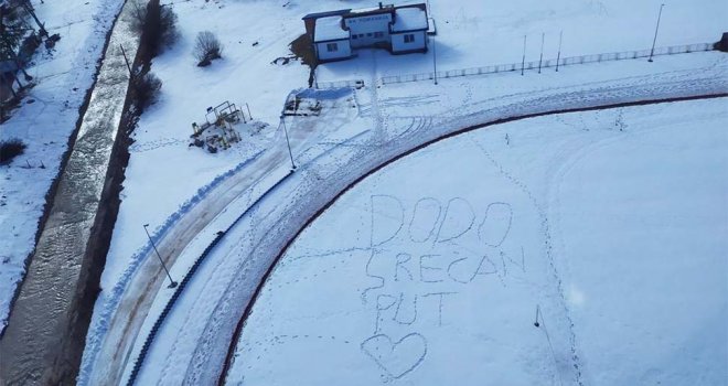 Djeca u snijegu poslala poruku Dodiku, Srđan Puhalo ima urnebesan komentar: 'Treba ih izbaciti iz škole...'