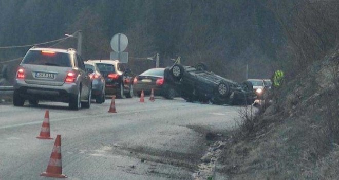 Nesreća nadomak Sarajeva: Vozilo završilo na krovu, jedna osoba prevezena na KCUS