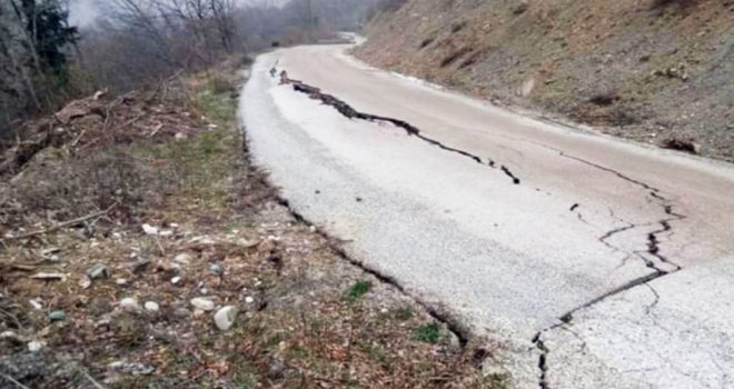 Vozači, oprezno: Poledica, odroni, smanjena vidljivost, a klizište na putu Goražde - Foča još nije sanirano