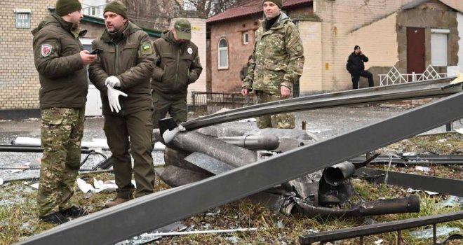 Stanovnici Kijeva kopaju rovove, prave molotovljeve koktele, šiju maskirne mreže za barikade, farbaju znakove...