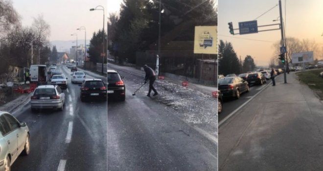 Gajbe sa Coca-Colom ispale iz vozila na Ilidži: Tečnost i krhotine stakla na cesti dovele do velikih gužvi