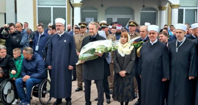 Reis Kavazović uručio priznanje Bobu Stewartu koji je sa vojskom UN-a otkrio zločin u Ahmićima