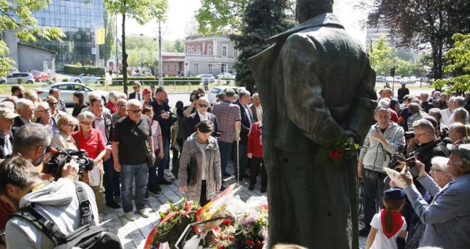 U Sarajevu obilježena 42. godišnjica smrti Josipa Broza Tita, cvijeće i počast