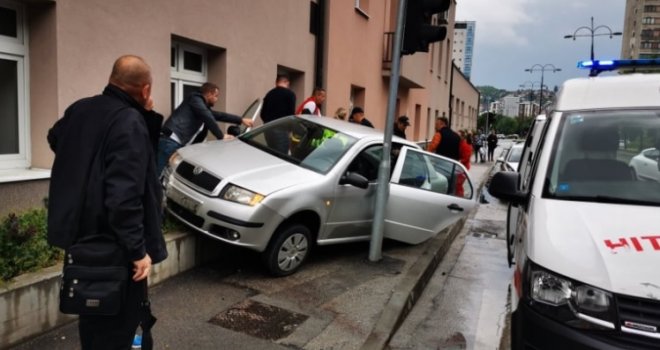 Nesreća u Sarajevu: Automobil sletio s ceste i završio na zidu, povrijeđena osoba prebačena u bolnicu