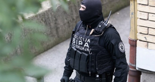 SIPA uhapsila još dva policijska službenika, pretresi na pet lokacija