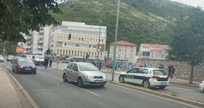 Maturanti 'divljali' po ulicama Mostara: Skoro zapalili kafić, limenkama gađali portale... Morala intervenisati policija!