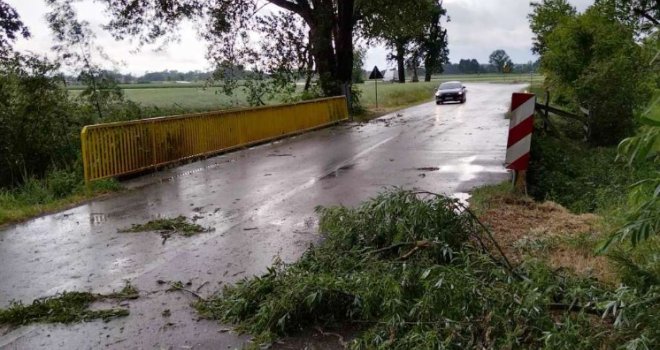 Područje Tešnja zahvatilo olujno nevrijeme: Stablo se srušilo na kuću, oštećen automobil...