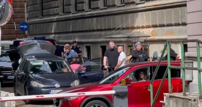 Ko je uhapšeni pripadnik Direkcije: Koristio aplikaciju Sky, protiv njega je pokretan postupak zbog fotografija s podignuta tri prsta...