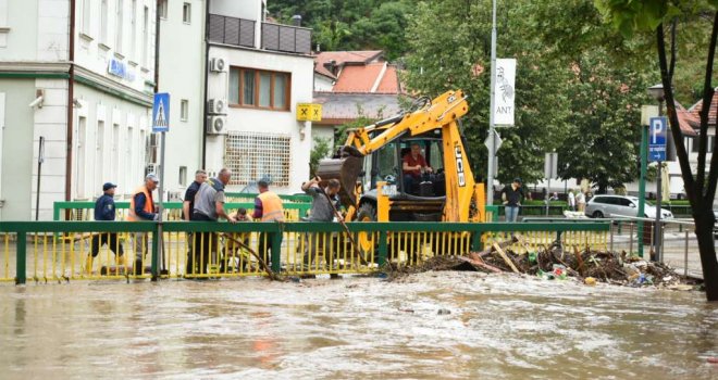 Nevrijeme poharalo BiH: Jaka kiša izazvala poplave u šest mjesnih zajednica u samom centru Tešnja