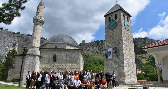 Studenti iz Sarajeva tvrde da im zbog hidžaba nije dozvoljen boravak na izletištu, vlasnici kampa negiraju: Nije istina, stvar je u roštiljanju!