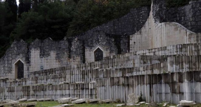 'Kukavički čin učinjen pod okriljem noći': SDPBiH osudio uništavanje spomen-ploča na Partizanskom groblju u Mostaru  